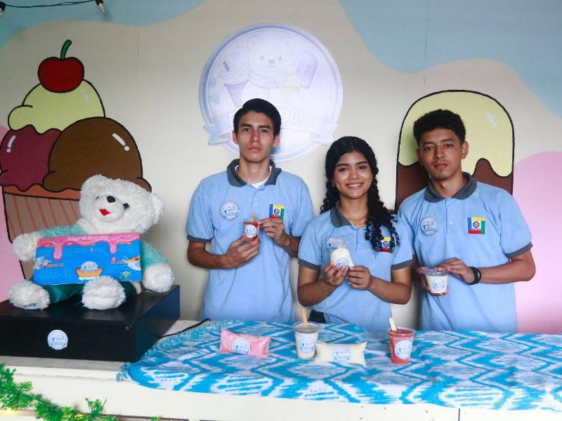 Las cremitas, topogigios de coco y pilones de frutas figuran entre los productos de mayor demanda debido a las altas temperaturas. El emprendimiento genera alrededor de 2,000 lempiras diarios en ventas.