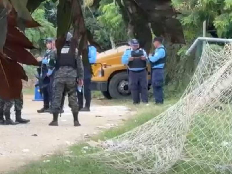 Uno de los cuerpos quedó enfrente de uno de los marcos del campo.