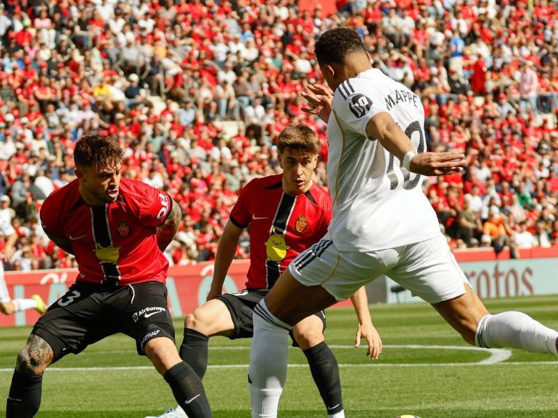 Mbappé intenta sacar un remate ante la marca del defensor Pablo Maffeo.