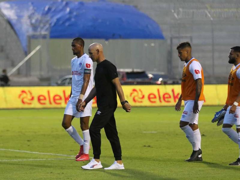 Eduardo Espinel es objeto de críticas por el mal momento del Olimpia.