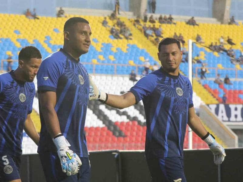 Los porteros Luis Ortiz y Marlon Licona al momento de ingresar al estadio.