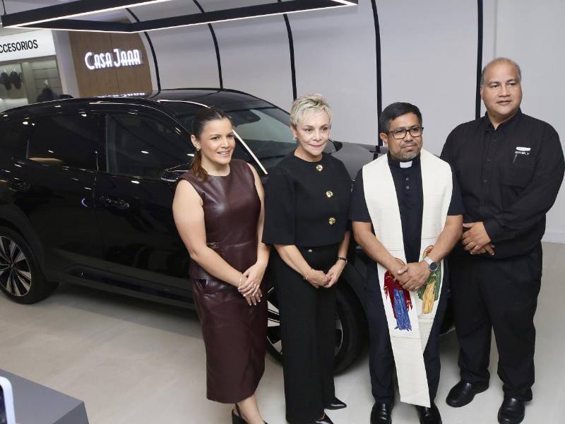 Ejecutivos de Geely compartieron junto al padre Jairo Mercado, de la Basílica de Suyapa, quien brindó la bendición durante la inauguración del nuevo showroom de Geely en La Galería, Tegucigalpa, marcando el inicio de una nueva etapa para la marca en la capital.