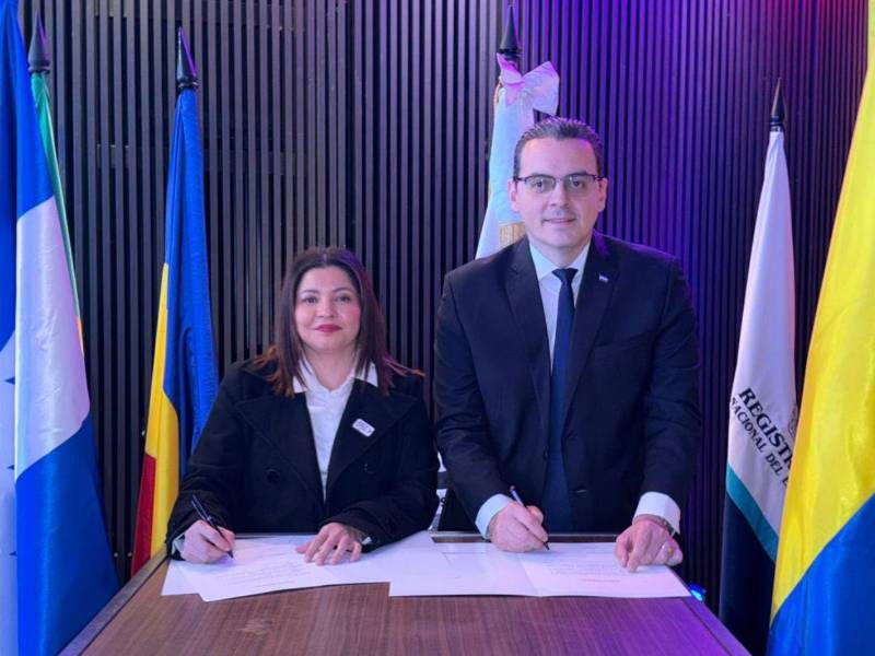 Abogados, Karen Guandique y Kelvin Aguirre durante su nombramiento como asesores en Democracia y Procesos Electorales en Aglojoven.