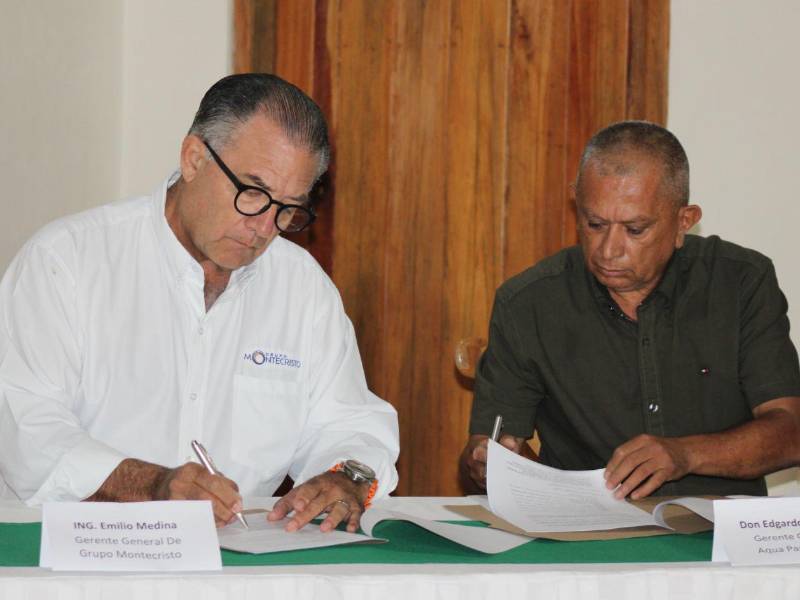 Los empresarios Emilio Medina y Edgardo Villeda en la firma del convenio.