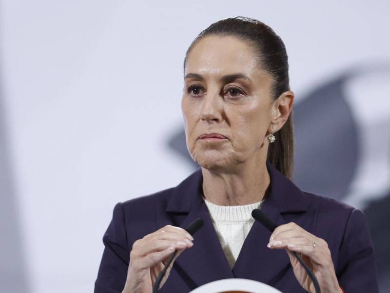 La presidenta Claudia Sheinbaum decidió caminar, ya que su destino se encontraba a unas calles del Palacio Nacional.