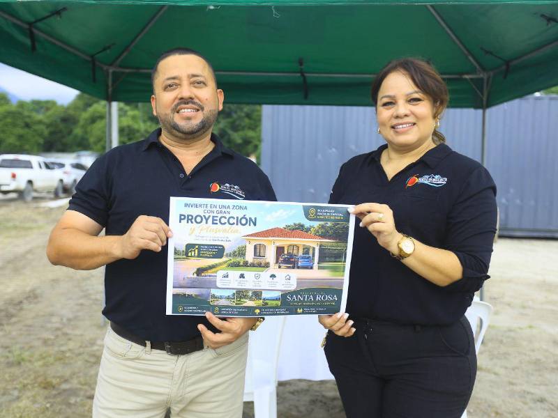 Representantes de Constructora Nuevo Horizonte compartieron información con los invitados al evento de inauguración sobre los servicios que ofrecen.