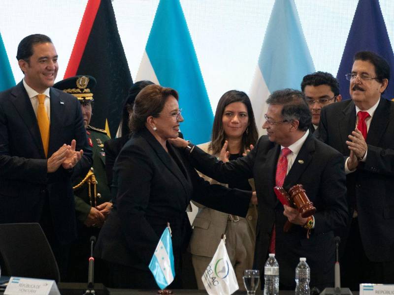 La presidenta de Honduras, Xiomara Castro, entrega a su homólogo colombiano, Gustavo Petro, el testigo de la presidencia pro témpore de la Celac.