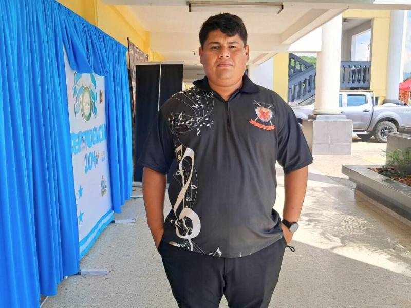 Óscar Alegría, segundo dirigente de la banda de guerra del Instituto Delfina Mejía, de Omoa, Cortés.