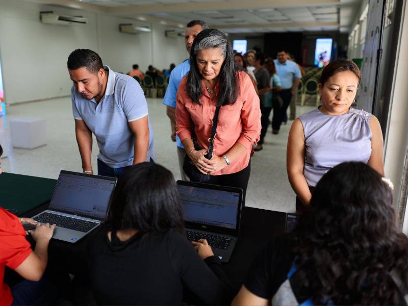 Desde tempranas horas, docentes y miembros de la comunidad comenzaron a llegar con entusiasmo a los talleres.