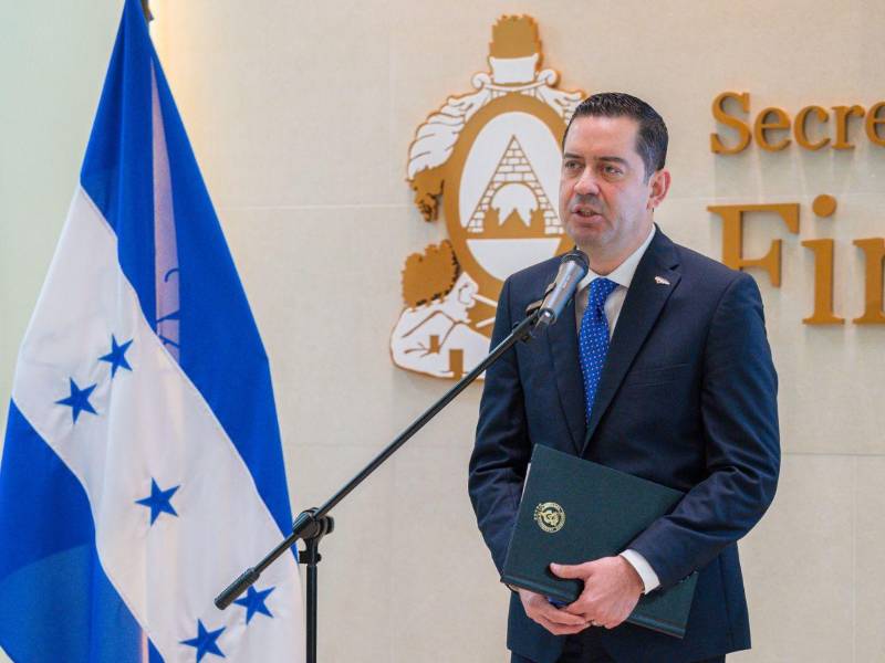 En los primeros meses de 2026, el Estado enfrenta embargos por 3,903 millones de lempiras, recursos que ya no podrán destinarse a medicamentos para hospitales, libros de texto para estudiantes ni a la pavimentación de más de 270 kilómetros de carreteras, afirmó ministro de Finanzas, Emilio Hernández Hércules.