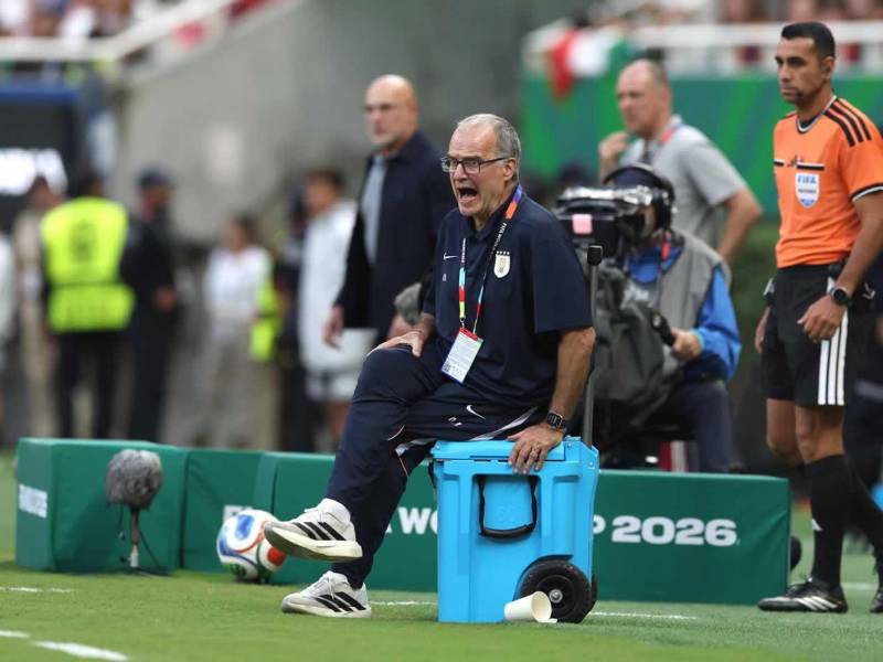 Marcelo Bielsa sufrió la dolorosa derrota de Uruguay ante España que los dejó afuera del Mundial 2026.