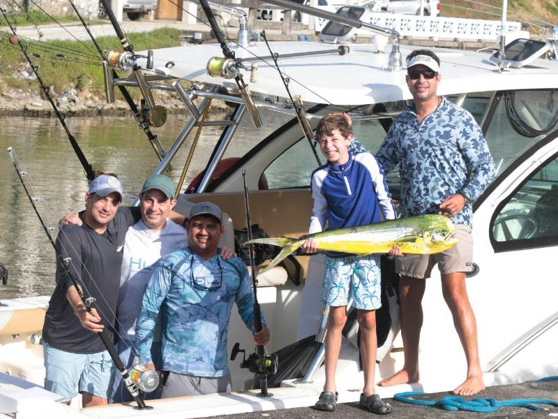 Participantes del torneo mostrando una de sus capturas durante la competencia.