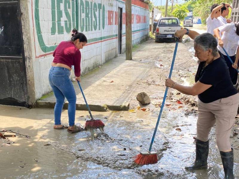 Padres de familia realizan limpieza del centro José Hernán Ayala.