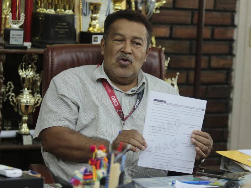 El director del instituto José Trinidad Reyes, Wilson Mejía, muestra el decreto mediante el cual el Congreso Nacional declaró a la institución de interés cultural para Honduras.
