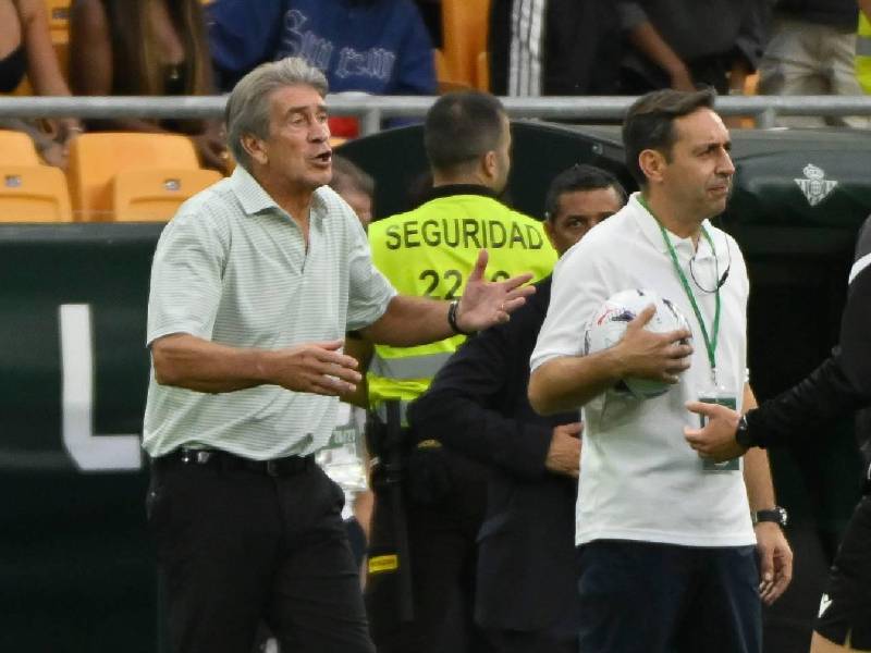 Manuel Pellegrini, DT del Betis, se mostró molesto con el arbitraje.