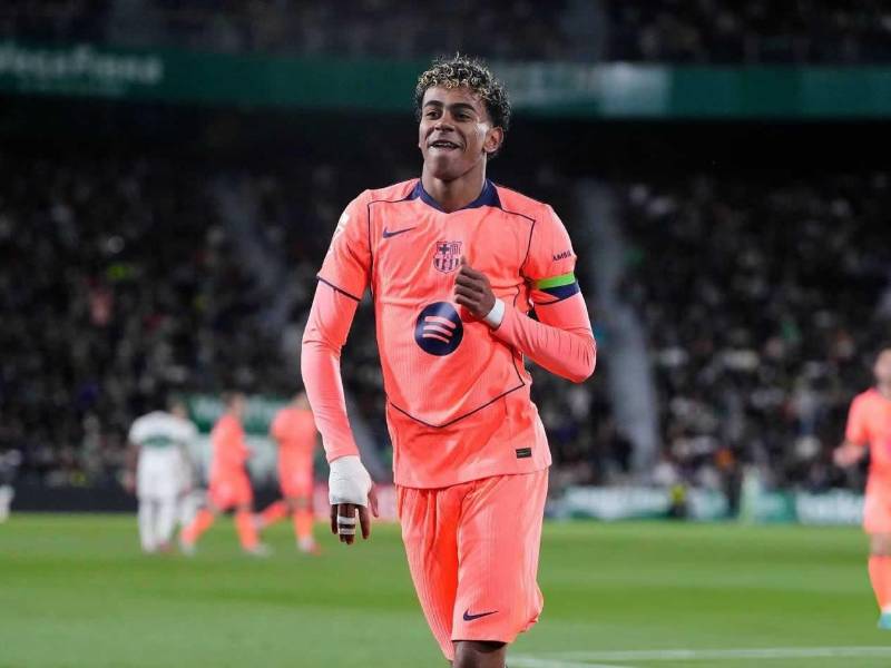 Lamine Yamal celebrando su golazo para el empate del Barcelona ante Elche.