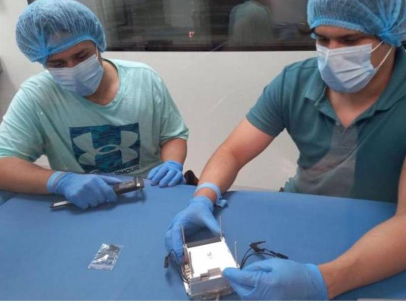 Imagen de dos integrantes del equipo, durante el proceso de ensamblaje del satélite en Ciudad Universitaria. Morazán es un CubeSats, una clase de nanosatélites estandarizados y modulares con forma de cubo. Miden aproximadamente 10 × 10 × 10 cm por unidad (1U) y pesan cerca de 1 kg.