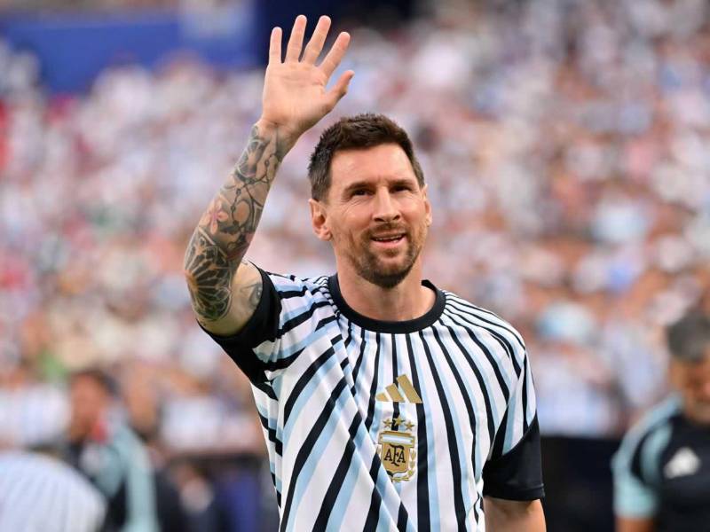 Leo Messi saludando a los argentinos en el estadio Kansas City.