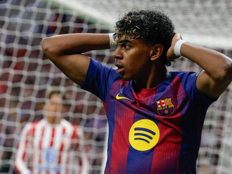 Lamine Yamal lamentando una ocasión fallada.