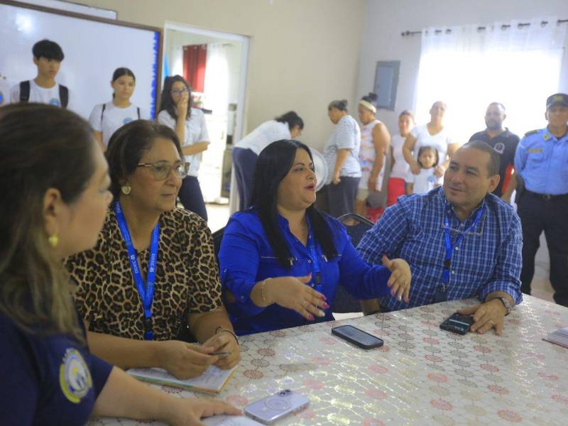 Con presencia policial, representantes de la Dirección Departamental de Educación y del centro educativo se sentaron a la mesa de diálogo con los padres de familia, mientras medios de comunicación daban cobertura a la reunión.