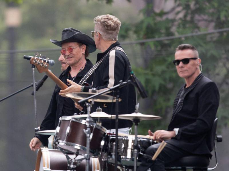 Desde la izquierda, los integrantes de la banda de rock irlandesa U2 The Edge, Bono, Adam Clayton y Larry Mullen Jr participan en la grabación de un video este martes, en Ciudad de México (México).