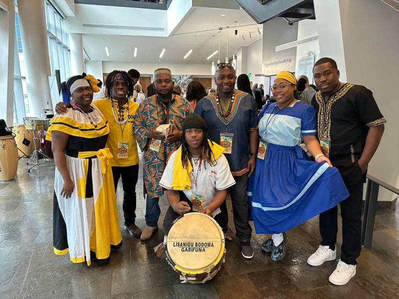 Carlos Bodoma Norales (tercero de izquierda a derecha) también tiene un conservatorio de la música, danza y cantos ancestrales garífunas en Nueva York.