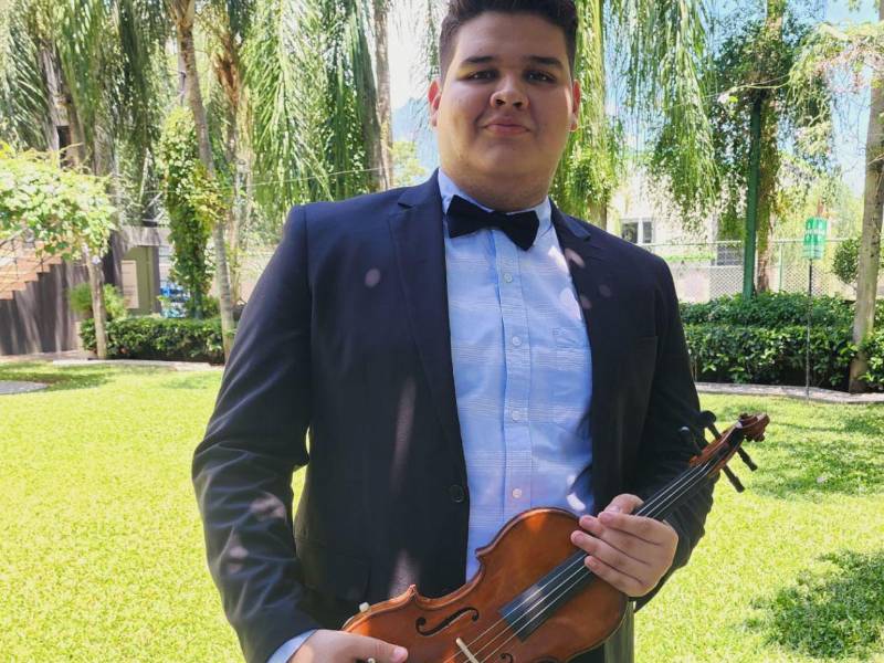 El violín es el instrumento favorito de Johan Reyes, con el que ha desarrollado su talento y pasión por la música desde sus primeros años de formación.