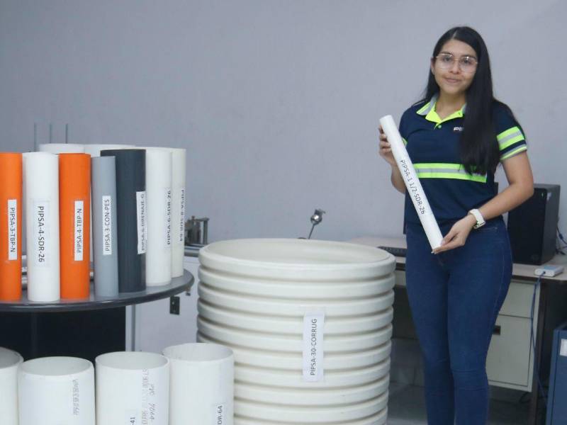 Ingeniera Anny Lovo, coordinadora de Laboratorio y Calidad, explicó las diferentes pruebas de desempeño a que son sometidas las tuberías y soluciones en PVC.