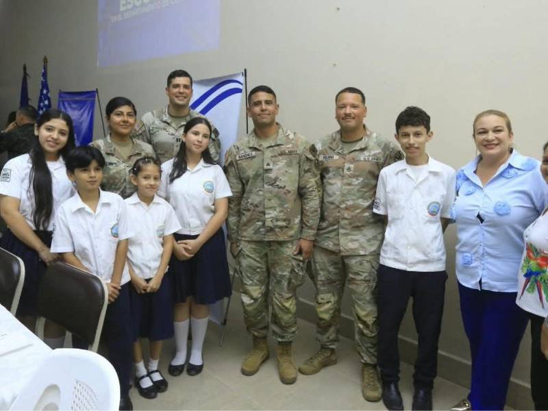 Representantes del Comando Sur de Estados Unidos compartieron con niños y niñas de centros educativos de la zona norte durante la entrega de mobiliario escolar donado para fortalecer la educación.