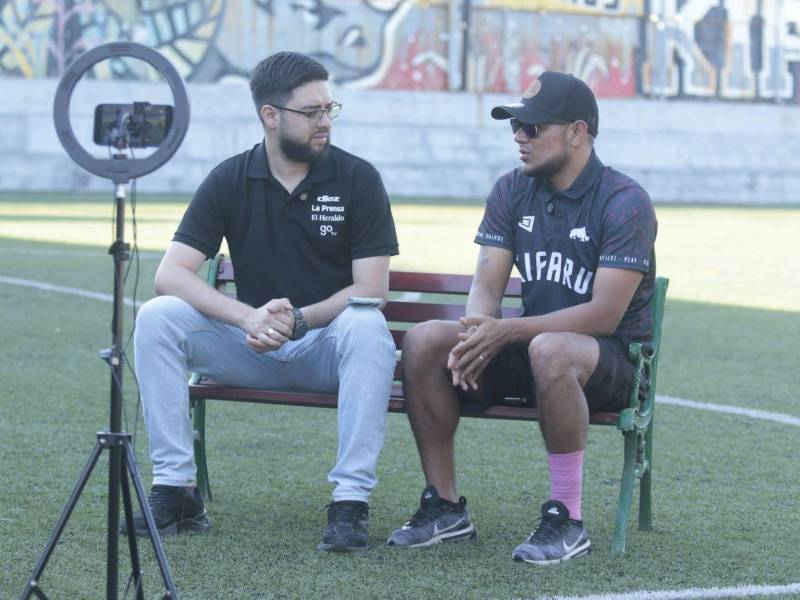 Mario Martínez en entrevista junto al periodista Mario Jafeth Barralaga.