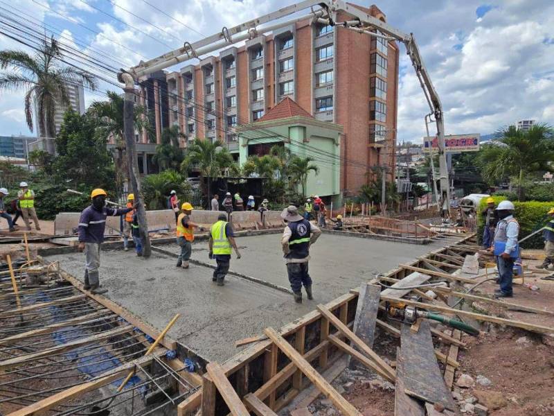 El túnel que conectará la residencial Florencia con el bulevar Suyapa supera el 50% de avance, de acuerdo con el alcalde Juan Diego Zelaya.