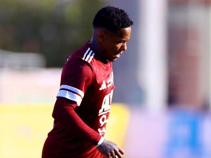 Romell Quioto jugando con el Al-Faisaly en la Liga de Arabia Saudita.