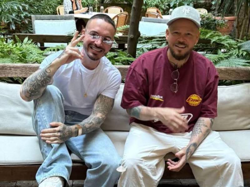 Los artistas urbanos Residente y J Balvin.