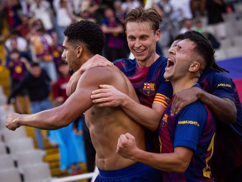 La locura se desató con los jugadores del Barcelona tras el gol de Ronald Araújo.