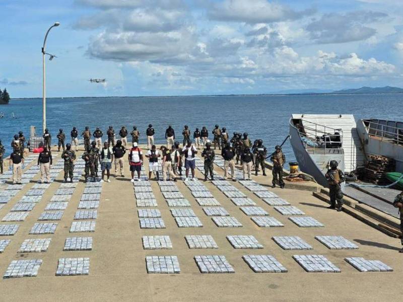 Demostración de todo lo encontrado al momento del arresto de los extranjeros en el mar Caribe.