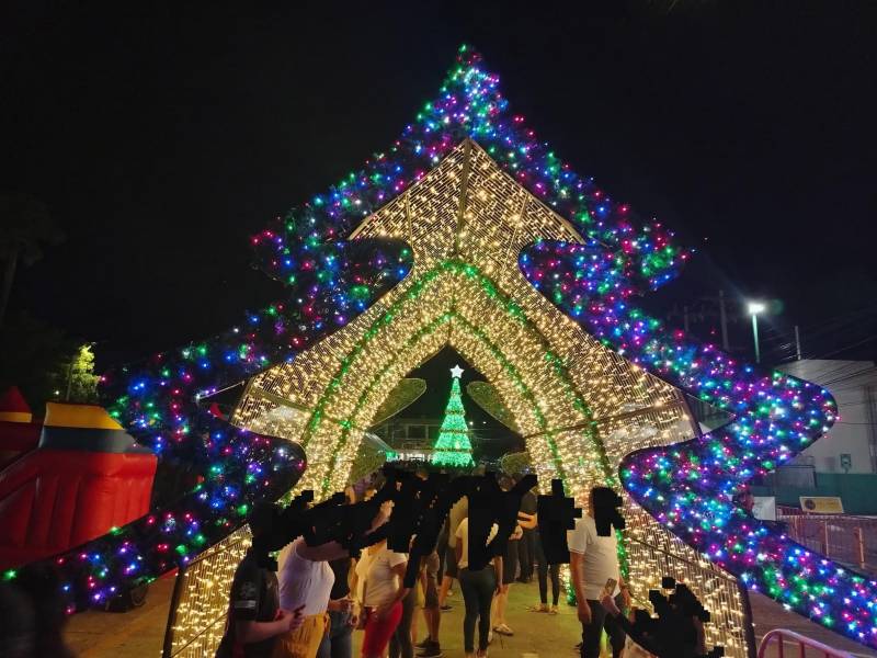 La noche del sábado se transformó en una explosión de luz, música y espíritu festivo en la plaza central de La Ceiba, con la inauguración de la villa navideña.