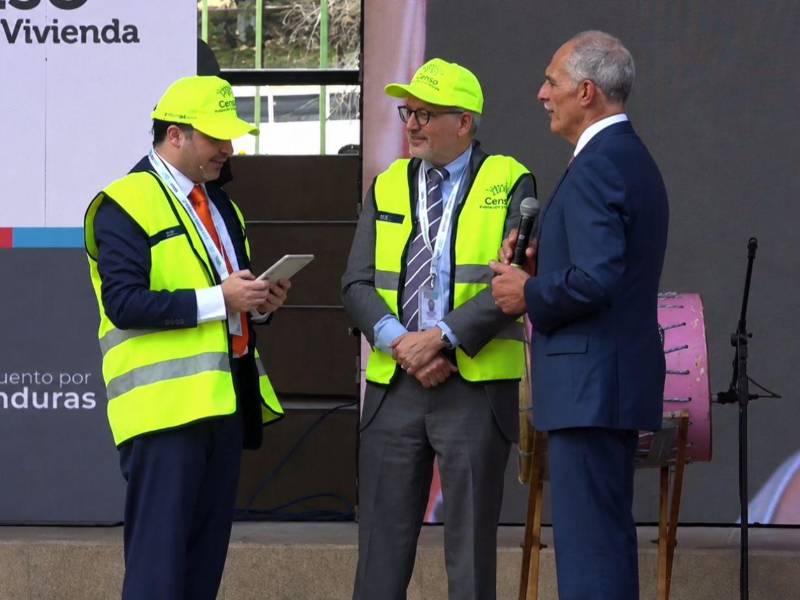 Momento cuando un representante del Fondo de Población de las Naciones Unidas (UNFPA), del el BID y el presidente de Honduras realizan un simulacro del censo.