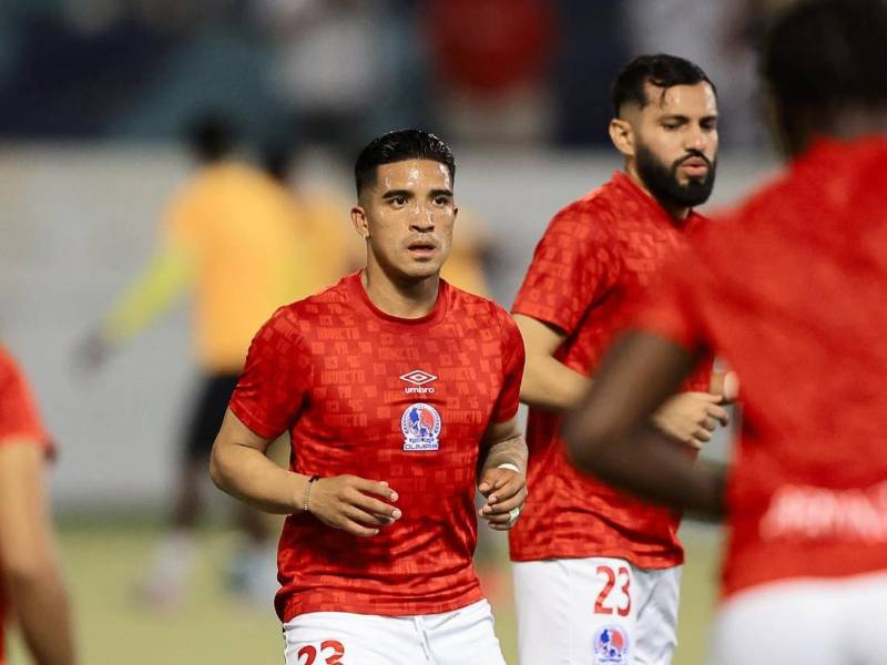 Jugadores del Olimpia en los ejercicios de estiramiento.