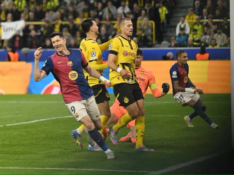 Robert Lewandowski sonríe tras el autogol de Rami Bensebaini.