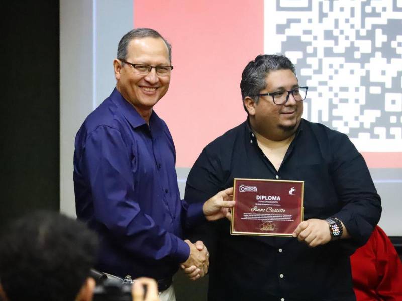 Máster Israel Cruz, decano de la carrera de CCYP, e Isaac Castillo, jefe de operaciones de GO Digital de Grupo Opsa.