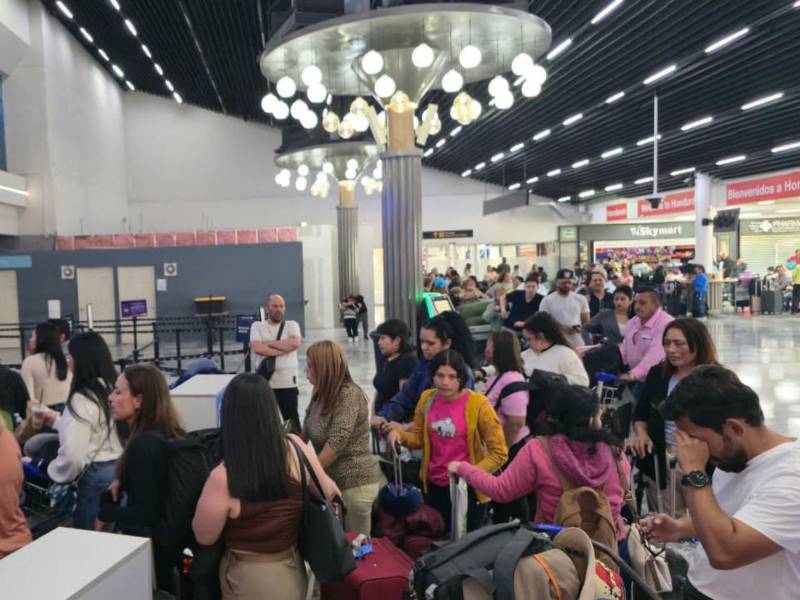 Pasajeros se forman en fila para ser atendidos en los mostradores de la erolínea tras la cancelación del vuelo.