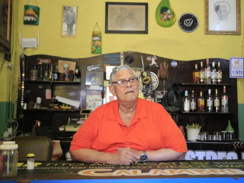 El ‘New Bar’, más conocido como ‘Tito Aguacate’, el más popular de Tegucigalpa, la capital de Honduras, cumplió esta semana 80 años de fundación sirviendo a sus clientes, que van desde el más humilde obrero al más encopetado de los diplomáticos, el trago de la casa: el ‘calambre’.