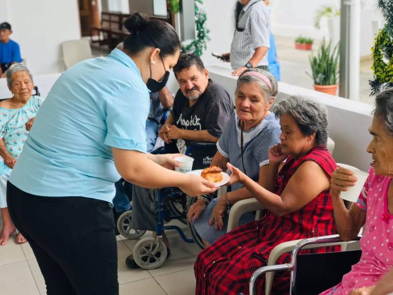 Residentes de la Casa Hogar disfrutan de un ambiente seguro y participativo gracias al compromiso municipal con su calidad de vida.