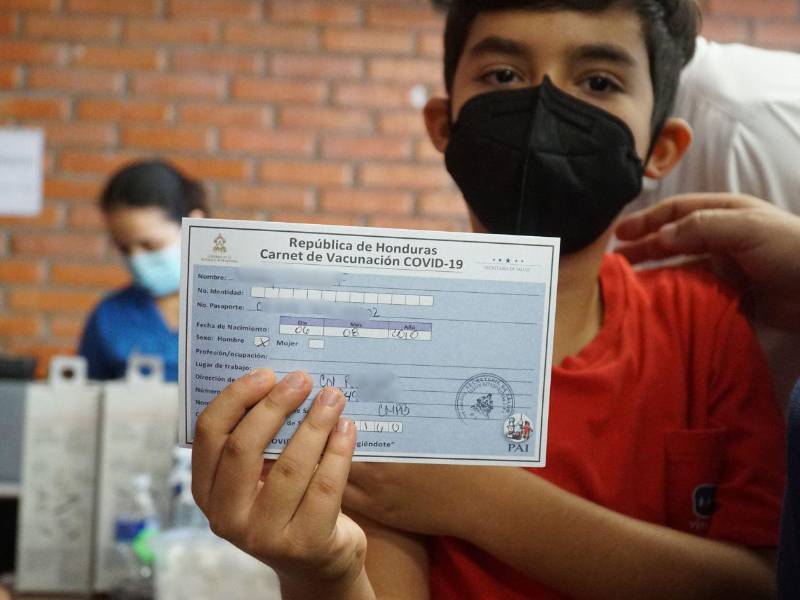 Un niño es vacunado contra el covid-19 en Honduras.
