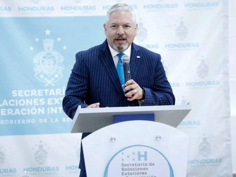 La normativa de 1998, a la que hace alusión Reina, sí contempla casos en los que el pasaporte diplomático tiene carácter vitalicio; sin embargo, este beneficio se limita a quienes han ocupado la presidencia de alguno de los Poderes del Estado.