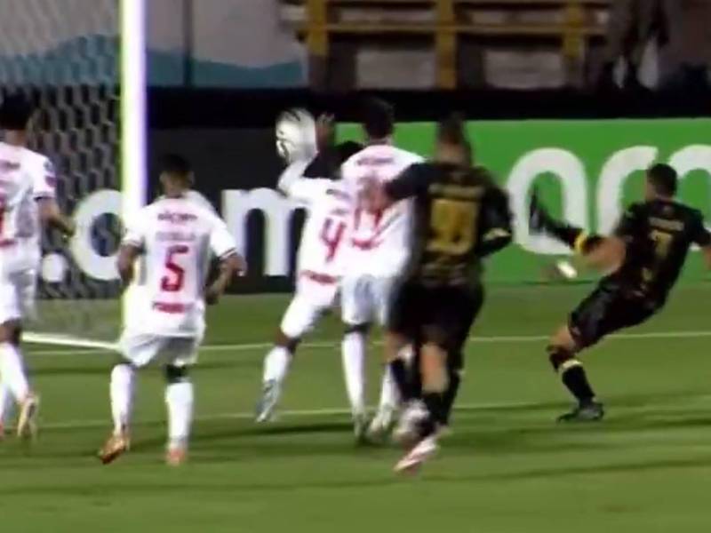 El balón impactó en la mano del defensor Edwin Lobo dentro del área y no se sancionó lo que era un penal para el Mixco.