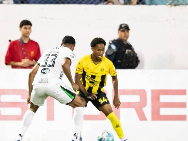 Mike Arana conduce la pelota en el inicio del duelo Real España vs Juticalpa.