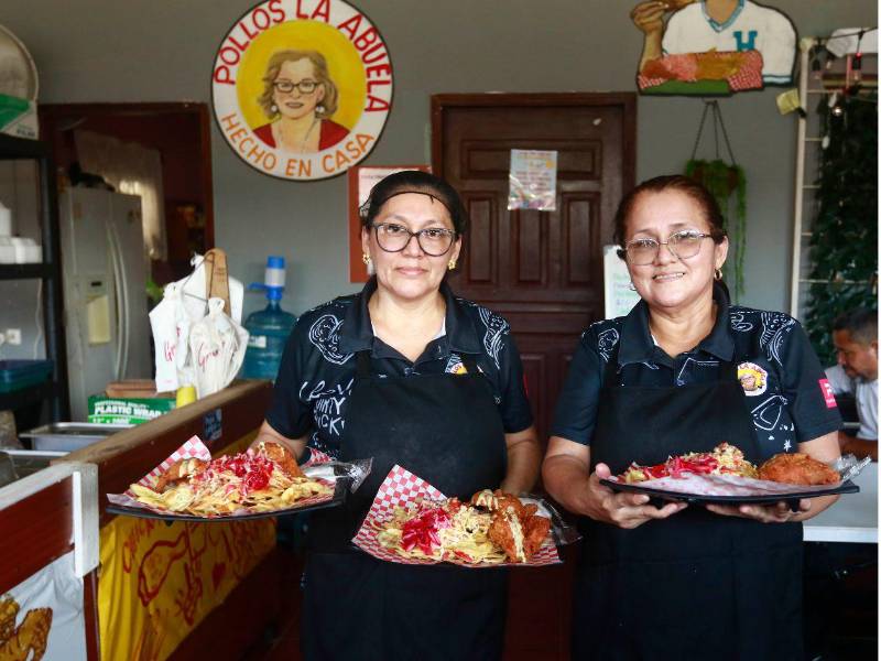 El pollo con tajadas es más que un platillo típico: representa una tradición profundamente arraigada en la identidad gastronómica de San Pedro Sula. Desde hace una década, las hermanas Leda y Karla Calderón deleitan a los sampedranos con su pollo frito y una variada oferta en Pollos La Abuela, ubicado en la colonia San Carlos de Sula 1, 27 calle.