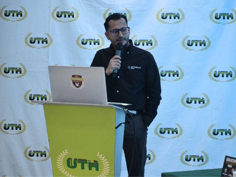 Ricardo Rivera, gerente comercial de Optimus Card, anunció grandes sorpresas en agosto para la celebración del primer aniversario de la empresa.