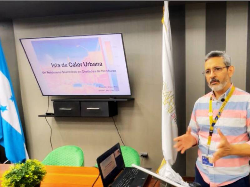 El experto Claudio Aurelio Díaz Sandoval<b> </b>citó investigaciones que indican que la Isla Calor Urbano (ICU) puede elevar el riesgo de mortalidad hasta en un 45% durante los extremos de calor, a la vez que contribuye a los costos económicos sustanciales asociados con los impactos en la salud relacionados con el calor (Huang et al., 2020).